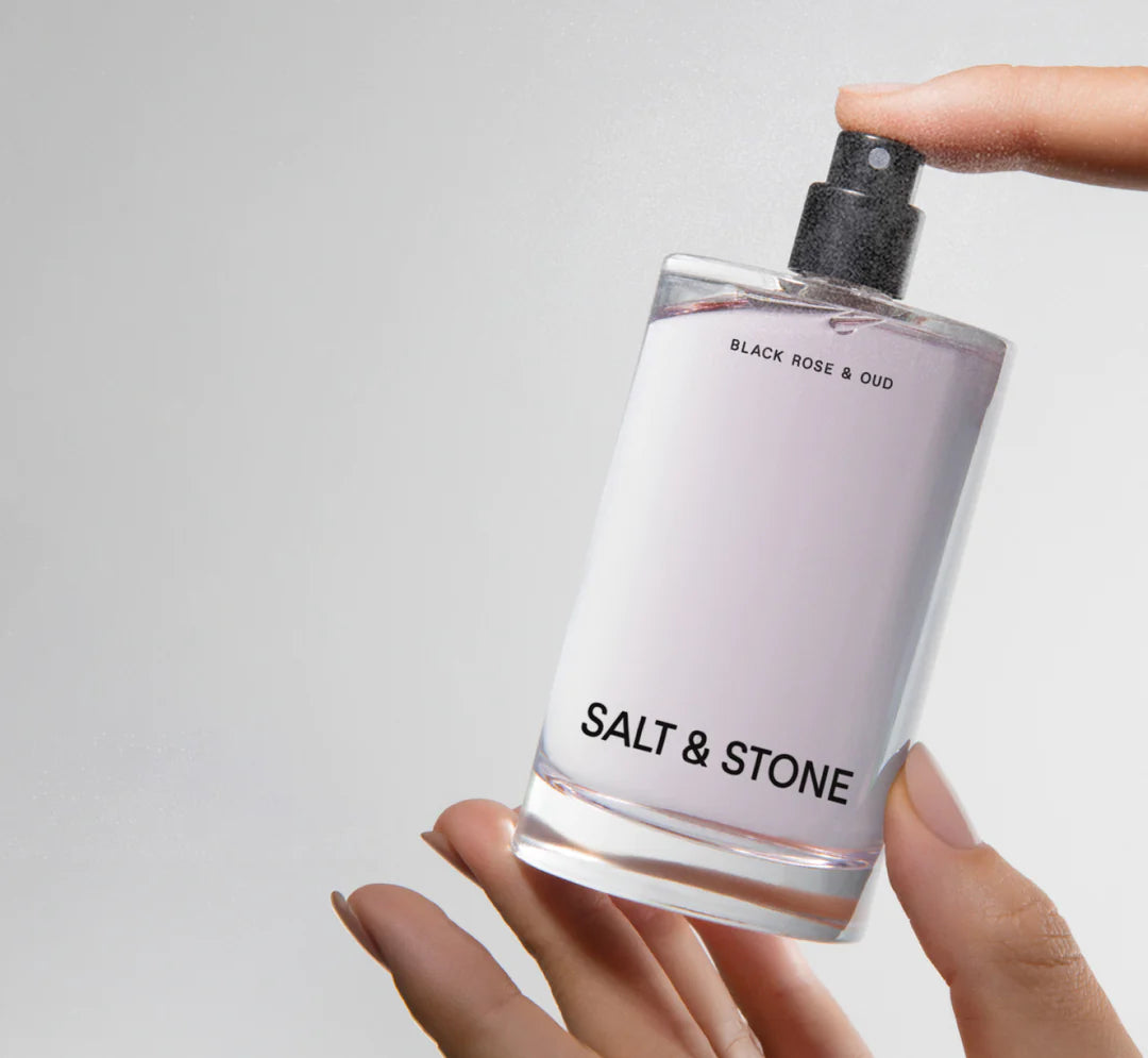 SALT & STONE kūno dulksna „Black Rose & Oud”, 100 ml