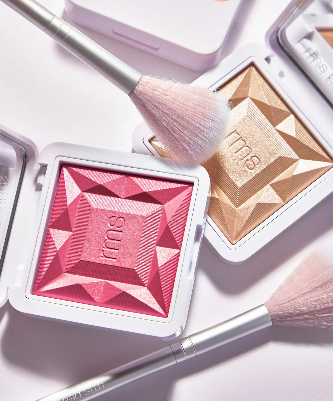 RMS makiažo šepetėlis "Skin2Skin Classic Fan Brush"