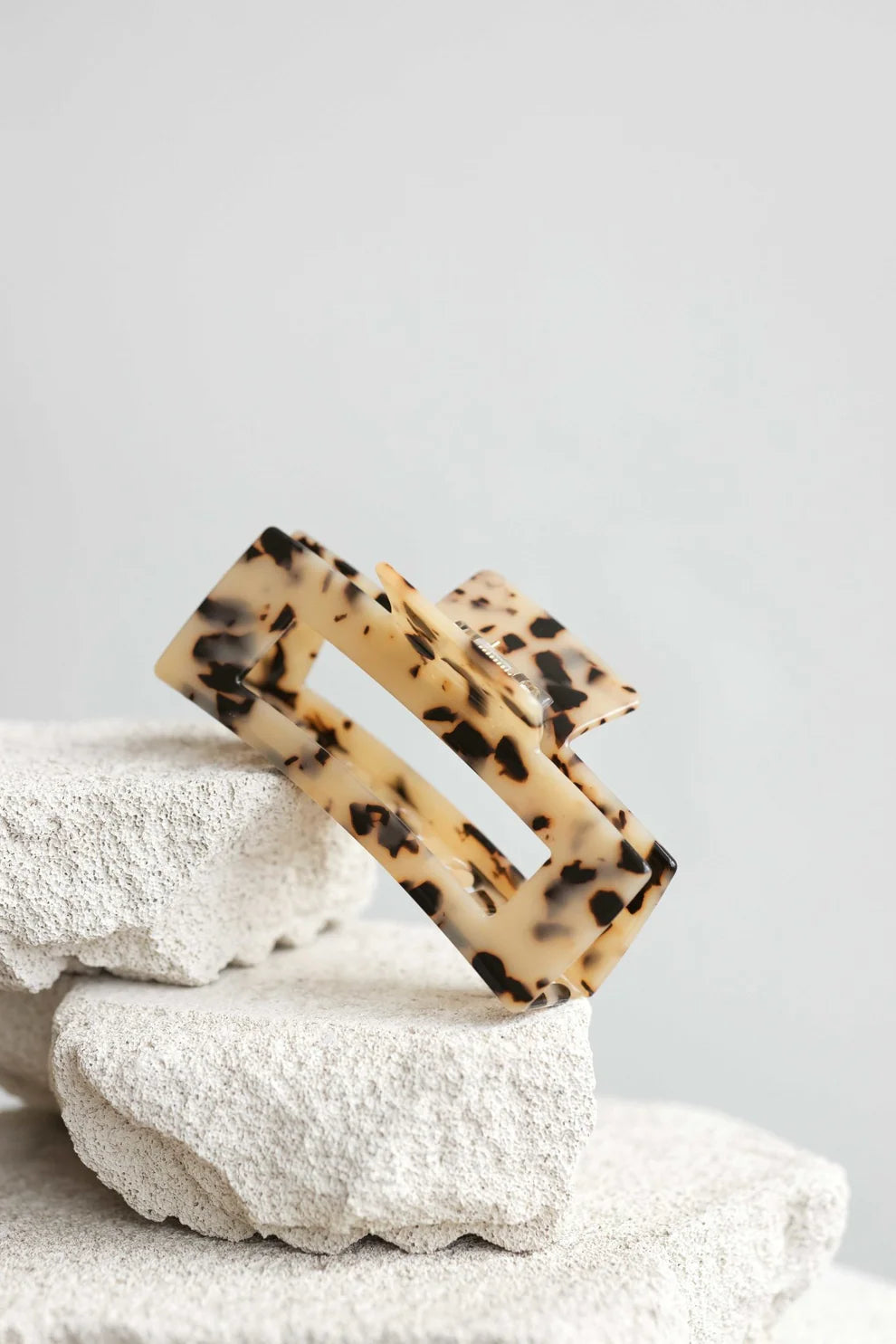 AMITIE Almond Latte color clip "Nora"