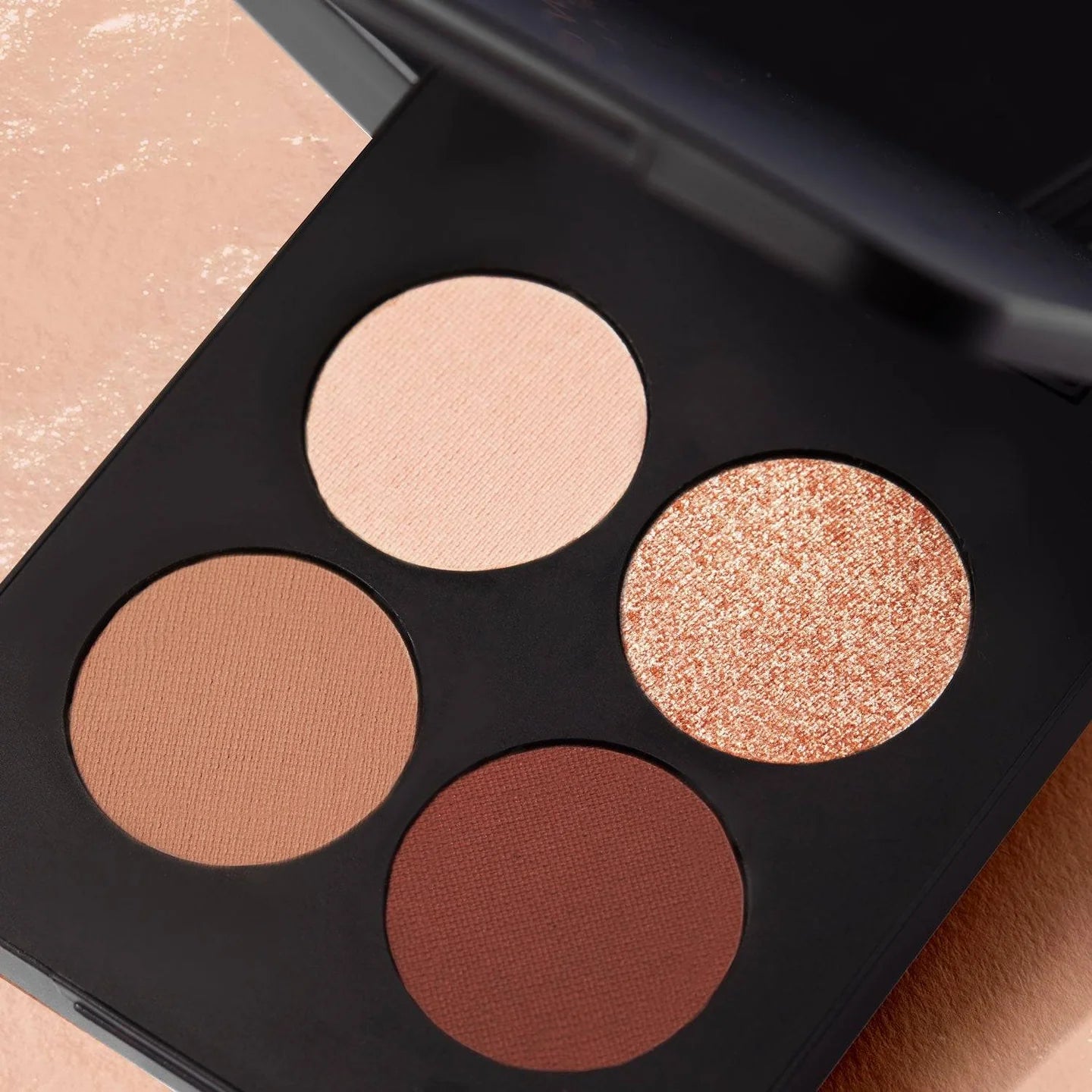 YOUNGBLOOD Presuotų mineralinių akių šešėlių paletė “Pressed Mineral Eyeshadow Quad”, 4 g