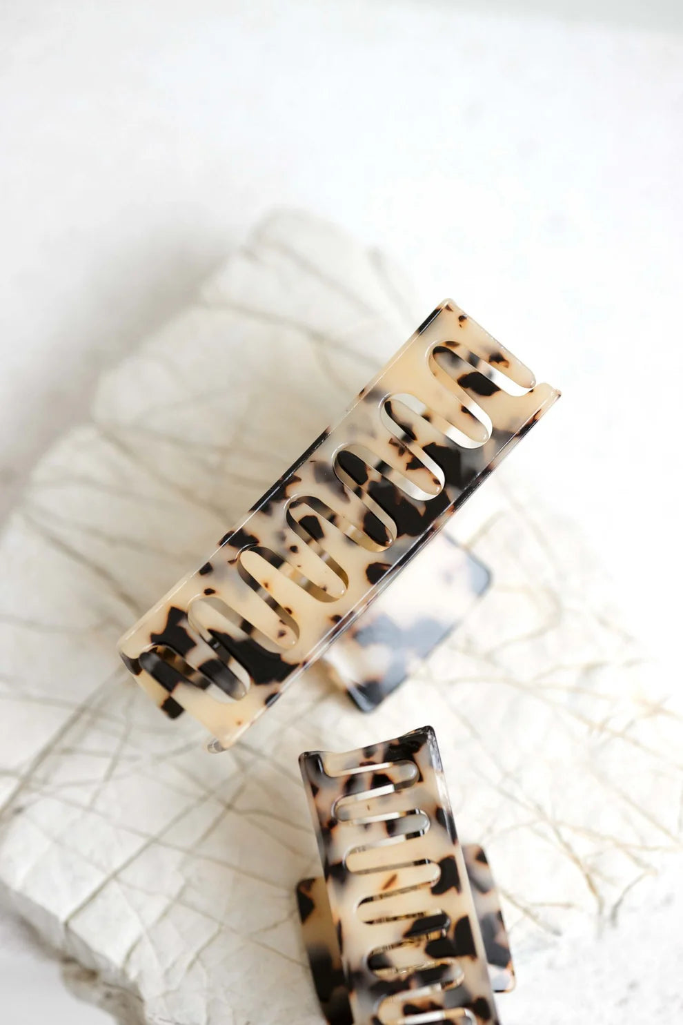 AMITIE Almond Latte color clip "Nora"