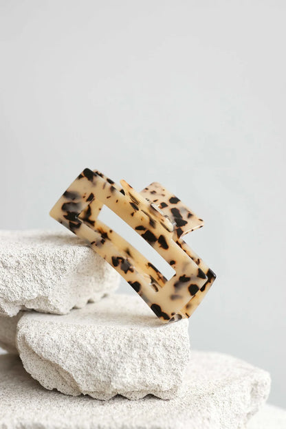 AMITIE Almond Latte color clip "Nora"